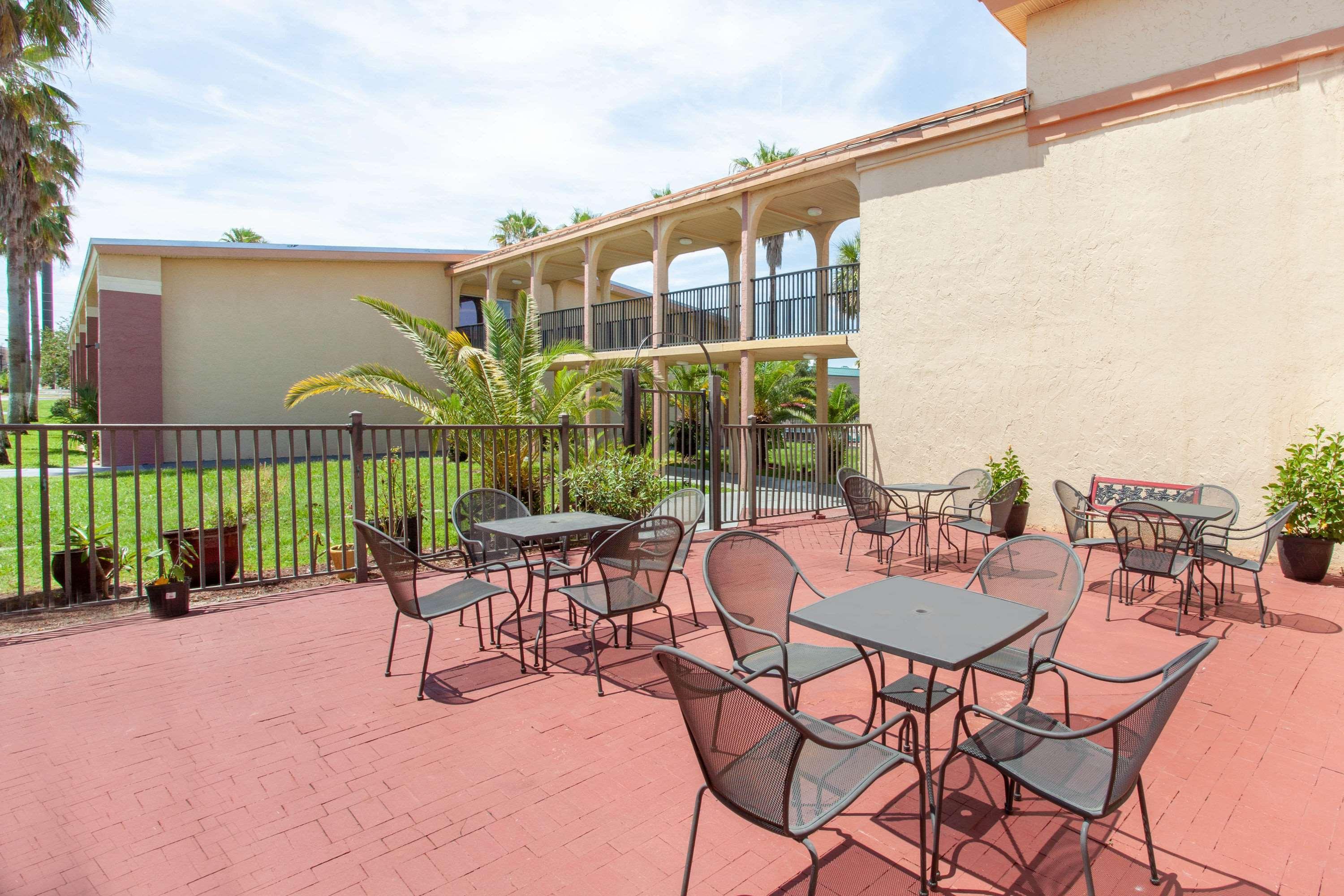 Ramada By Wyndham Davenport Orlando South Hotel Екстериор снимка